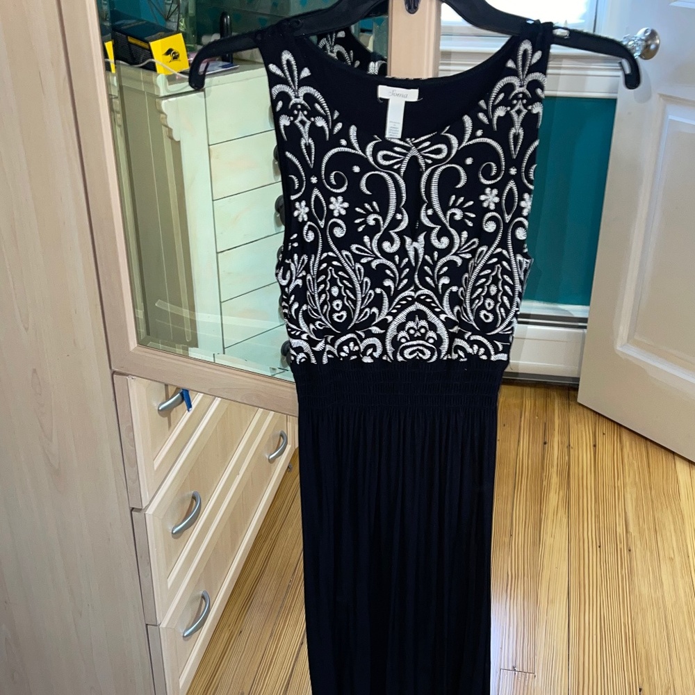Long black and white maxi